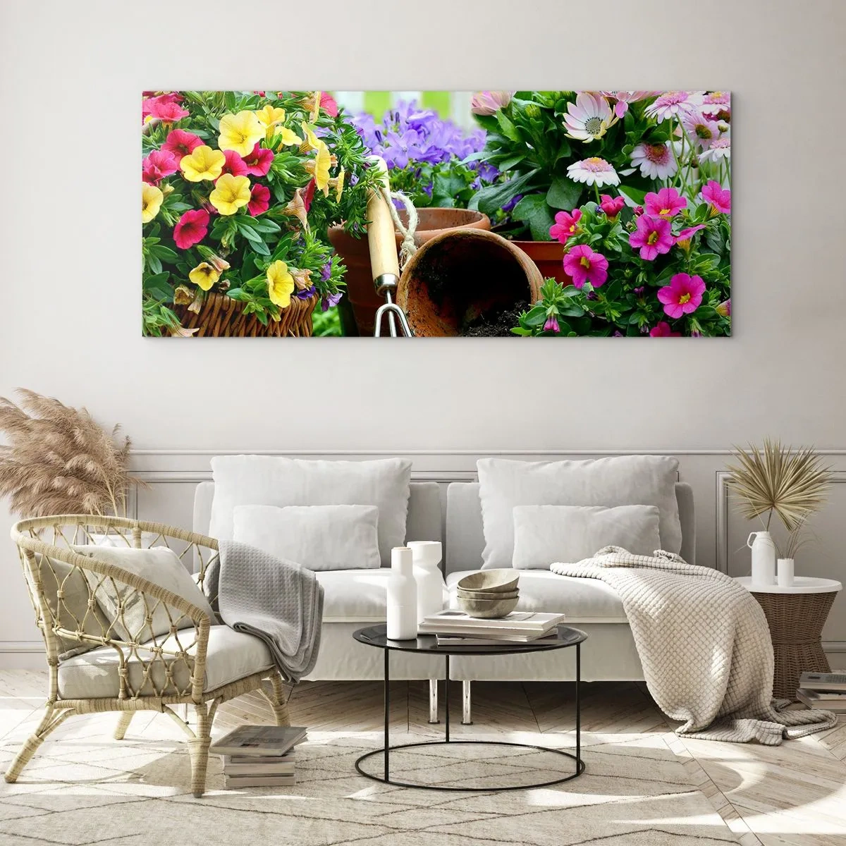 Impression sur verre - Image sur verre - Fleurs colorées dans des pots avec des outils de jardinage sur la table - 140x50cm - Le jardin de Zosia - Décoration murale moderne pour le salon et la chambre ARTTOR