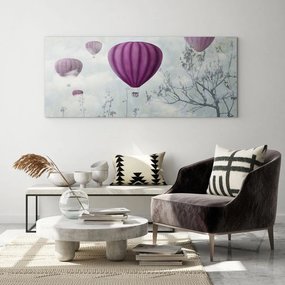 Impression sur verre - Image sur verre - Des ballons violets flottant au-dessus des arbres dans les nuages - 140x50cm - Comme des navires dans le ciel - Décoration murale moderne pour le salon et la chambre ARTTOR