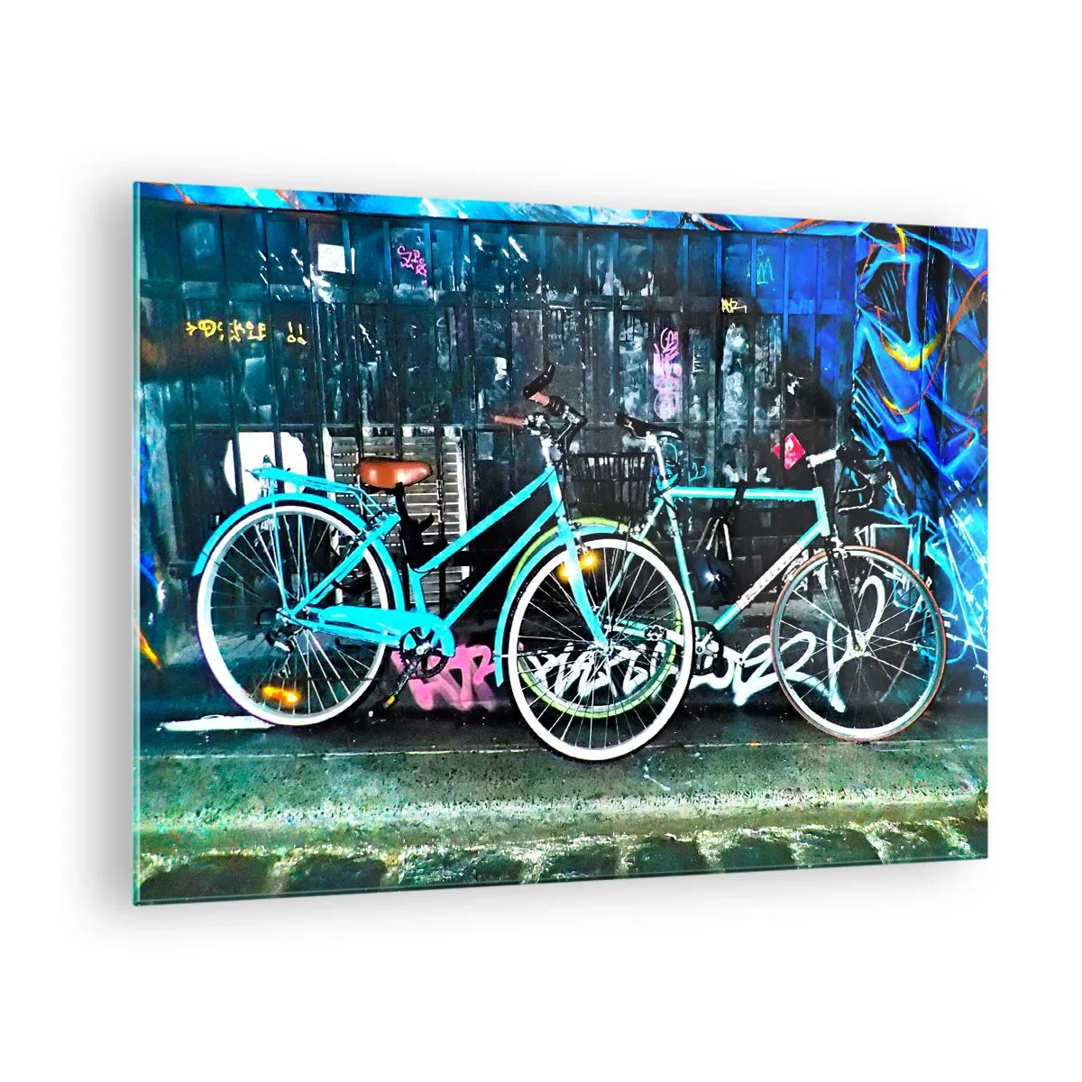Impression sur verre - Image sur verre - Un vélo de ville sur fond de graffitis et d'ambiance néon - 70x50cm - L'appel de la ville  - Décoration murale moderne pour le salon et la chambre ARTTOR