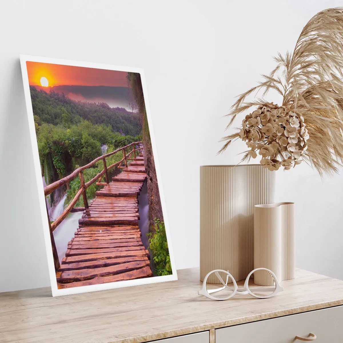 Affiche - Poster - Un pont en bois entre la verdure et le soleil couchant - 50x70cm - La beauté au-delà de la croyance - Décoration murale moderne pour le salon et la chambre ARTTOR