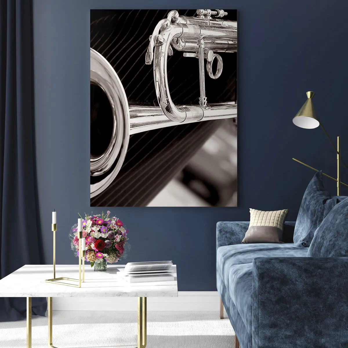 Impression sur verre - Image sur verre - Gros plan d'une trompette argentée sur un fond de tissu élégant. - 80x120cm - Voyage musical vers les années 30 - Décoration murale moderne pour le salon et la chambre ARTTOR