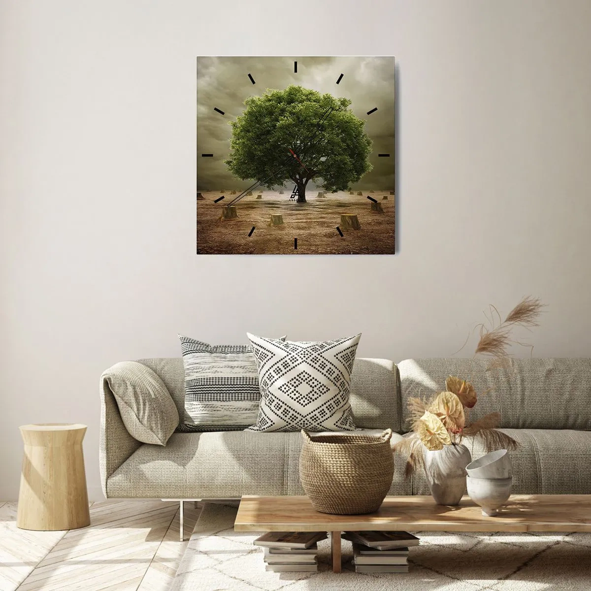 Horloge murale - Pendule murale - Un arbre vert entouré de troncs d'arbres abattus contre un ciel nuageux - 30x30cm - Tout l'espoir - Décoration murale moderne pour le salon et la chambre ARTTOR