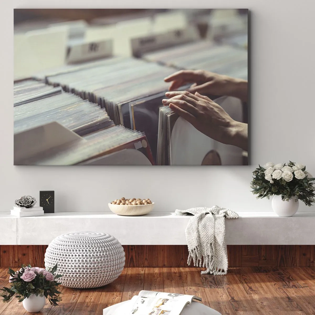 Impression sur toile - Image sur toile - Mains regardant à travers une collection de vinyles - 100x70cm - A la recherche d'émotions - Décoration murale moderne pour le salon et la chambre ARTTOR