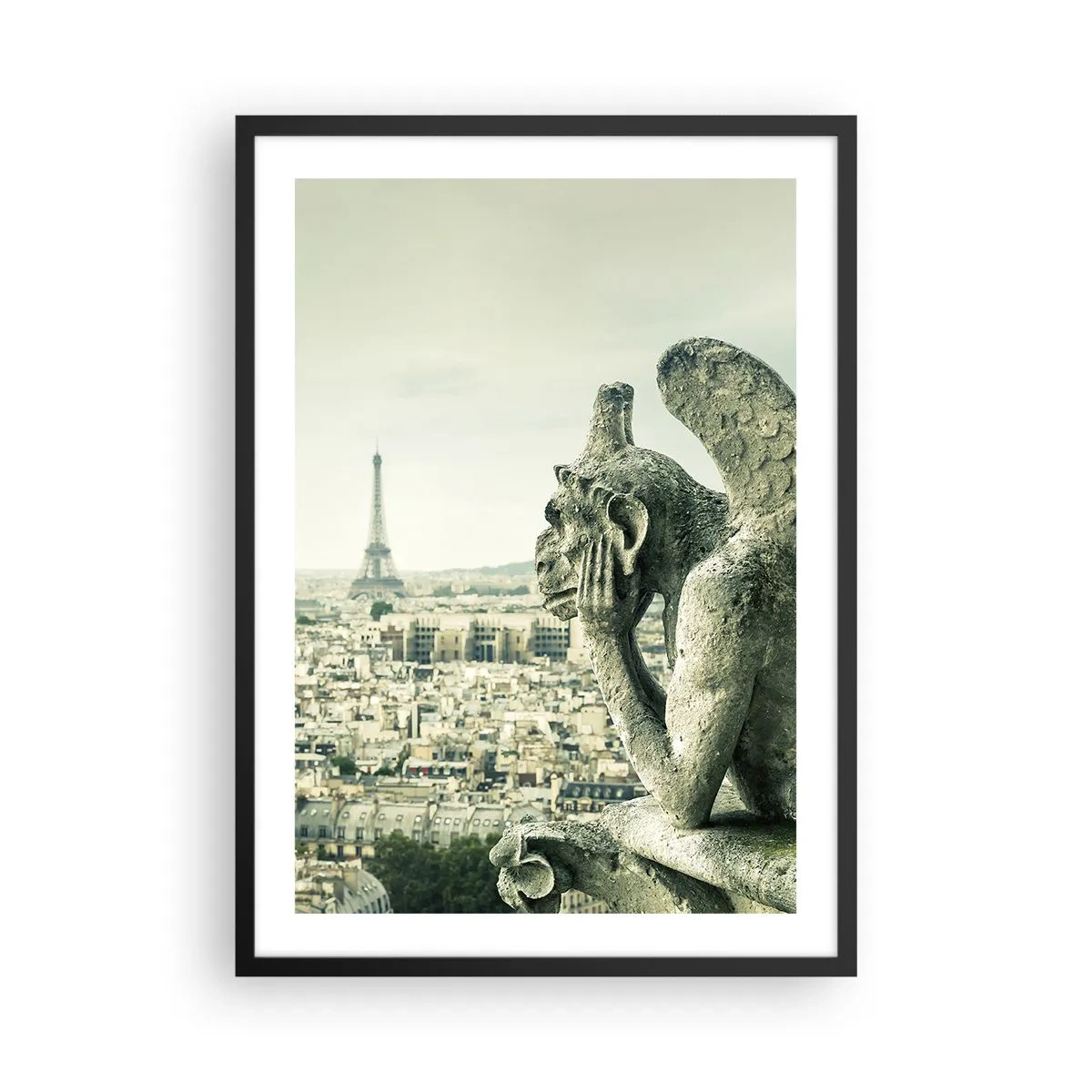 Affiche dans un cadre noir - Poster - Une gargouille surplombant la Tour Eiffel et les toits de Paris - 50x70cm - Bavardage parisien - Décoration murale moderne pour le salon et la chambre ARTTOR