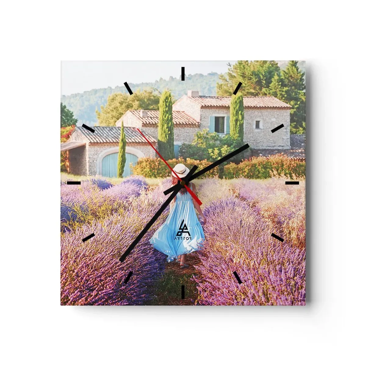 Horloge murale - Pendule murale - Une femme en robe bleue marchant dans un champ de lavande avec vue sur une maison. - 30x30cm - Fille de la lavande - Décoration murale moderne pour le salon et la chambre ARTTOR
