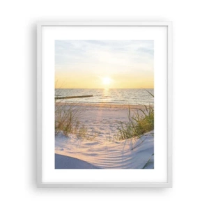 Affiche dans un cadre blanc - Poster - Le bruit de la mer, le chant des oiseaux, une plage sauvage parmi les herbes… - 40x50 cm