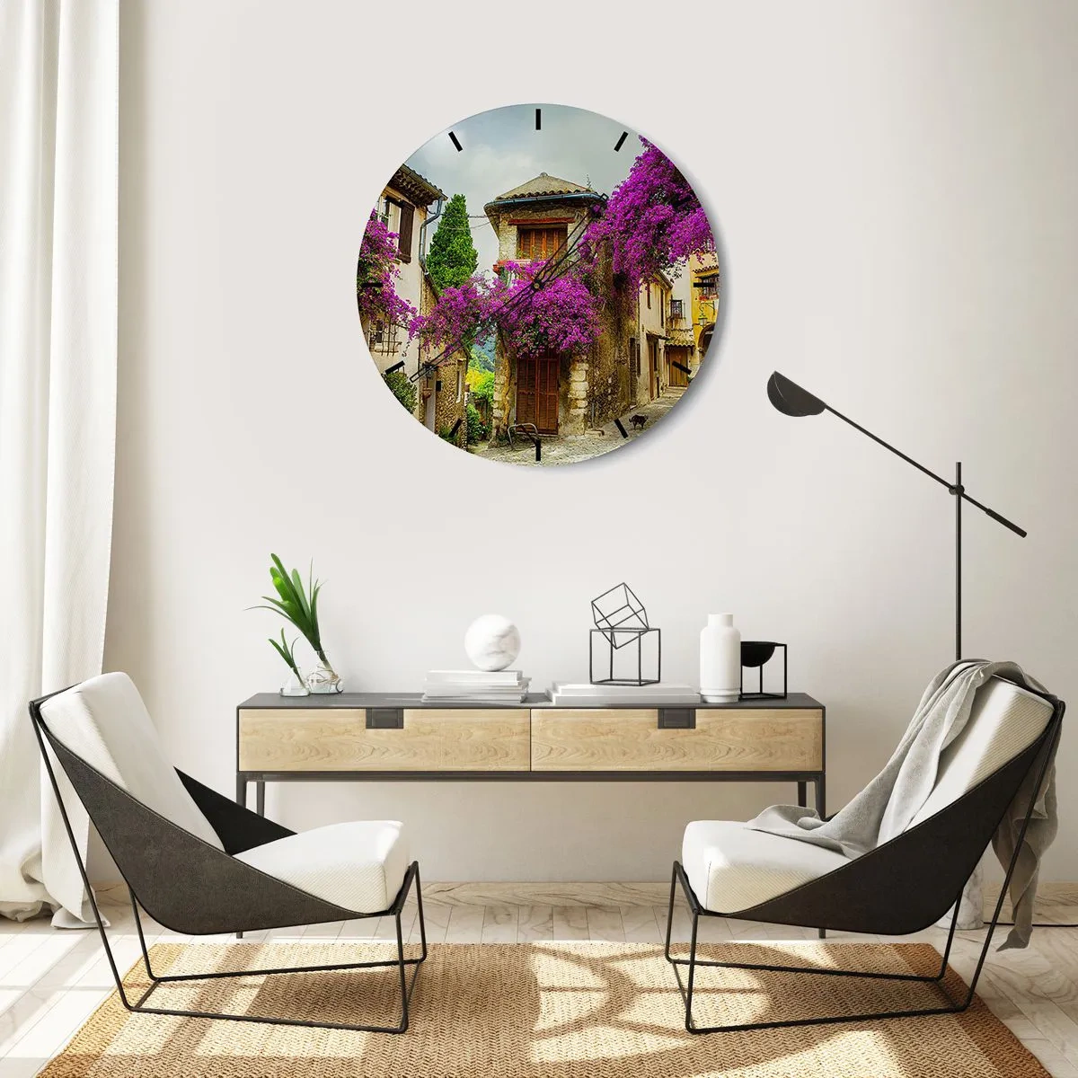 Horloge murale - Pendule murale - Un cadran d'horloge avec un motif de rue et une maison entourée de fleurs violettes. - 30x30cm - Sous un dais fleuri - Décoration murale moderne pour le salon, la cuisine et la chambre ARTTOR