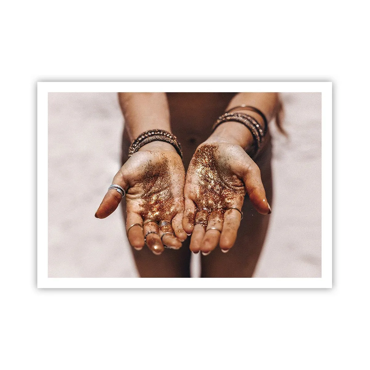 Affiche - Poster - Gros plan des mains avec des paillettes dans des tons chauds - 100x70cm - Un don pour vous - Décoration murale moderne pour le salon et la chambre ARTTOR