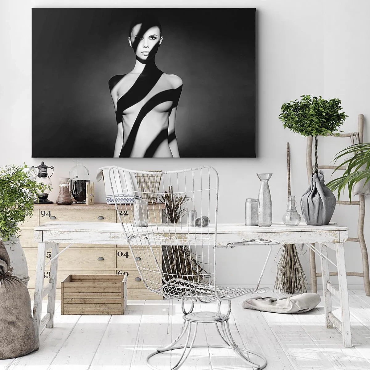 Impression sur toile - Image sur toile - Portrait noir et blanc d'une femme dans l'ombre et la lumière - 70x50cm - Dans la brillance et l'ombre - Décoration murale moderne pour le salon et la chambre ARTTOR