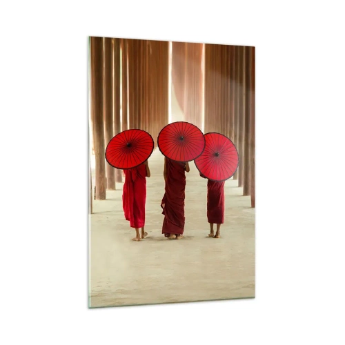 Impression sur verre - Image sur verre - Trois moines avec des parapluies rouges dans l'architecture traditionnelle - 80x120cm - Sur la route du pays pure - Décoration murale moderne pour le salon et la chambre ARTTOR