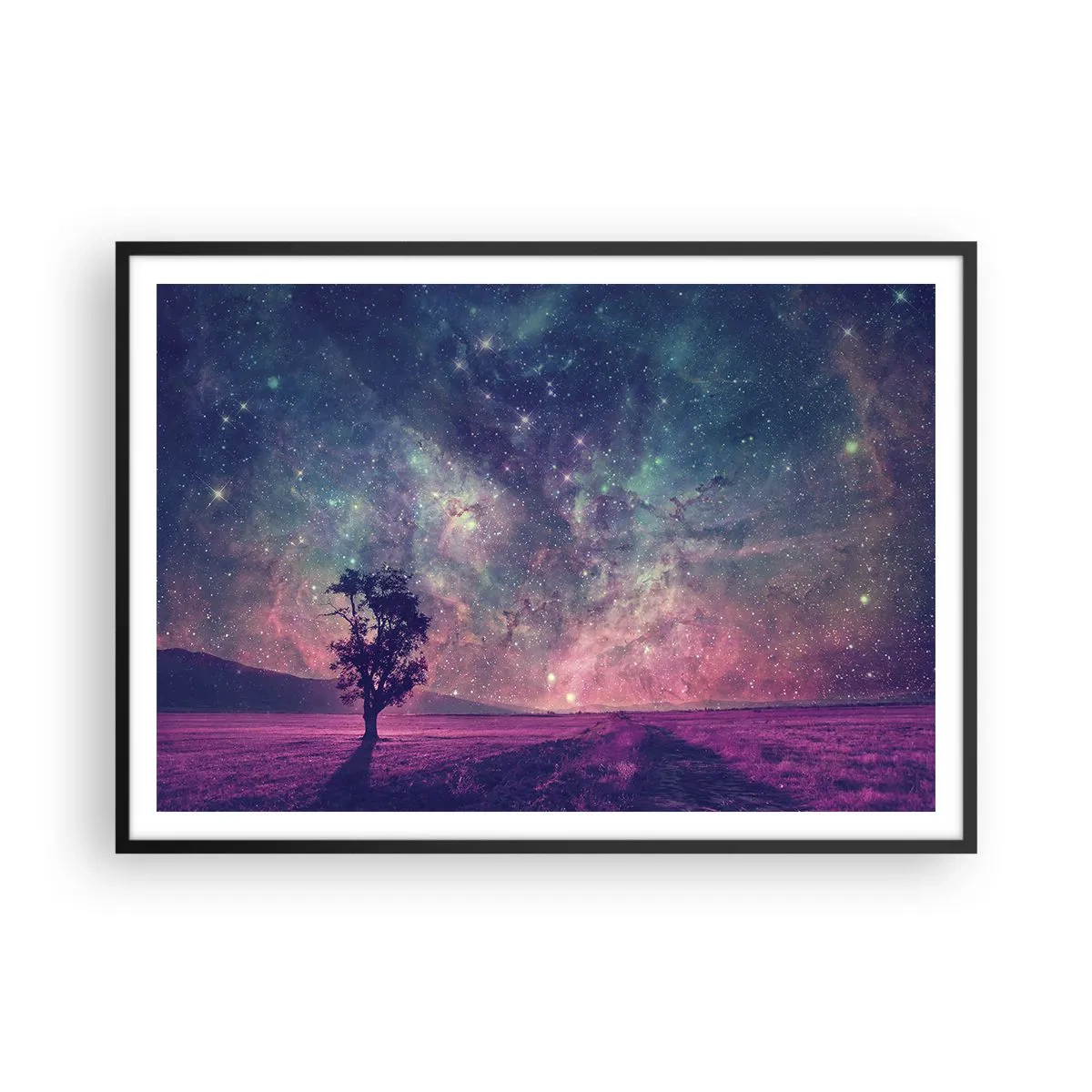 Affiche dans un cadre noir - Poster - Un arbre contre un ciel étoilé aux couleurs violettes et bleues - 100x70cm - Sous un ciel magique - Décoration murale moderne pour le salon et la chambre ARTTOR