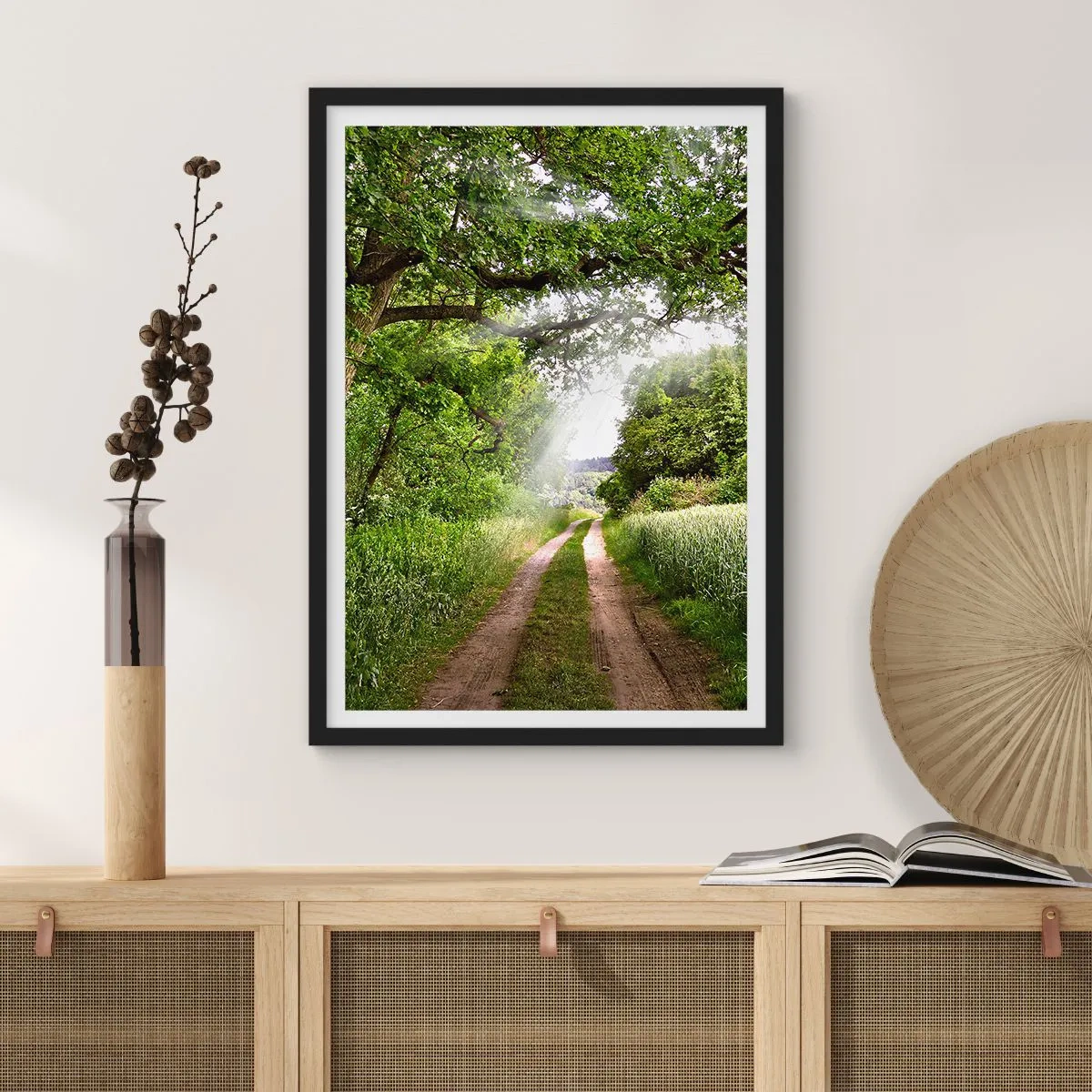 Affiche dans un cadre noir - Poster - Un chemin de terre ombragé entouré d'arbres verts luxuriants et de prairies - 50x70cm - Et in Arcadia ego - Décoration murale moderne pour le salon et la chambre ARTTOR