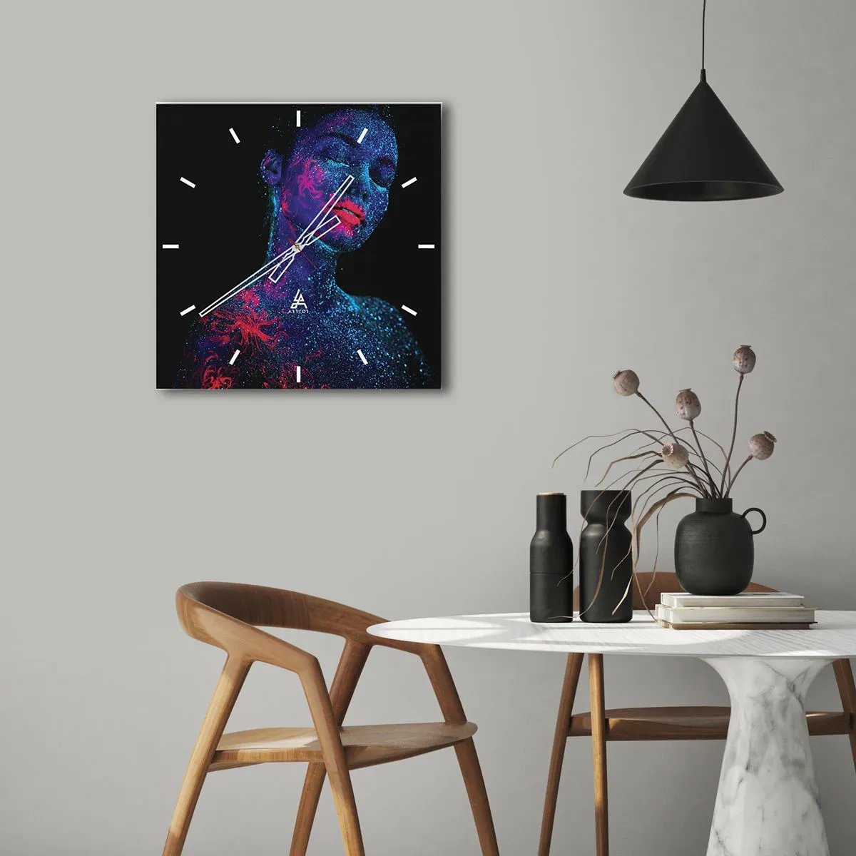 Horloge murale - Pendule murale - Portrait d'une femme aux couleurs fluo sur fond noir - 30x30cm - Dans la poussière d'étoiles - Décoration murale moderne pour le salon et la chambre ARTTOR