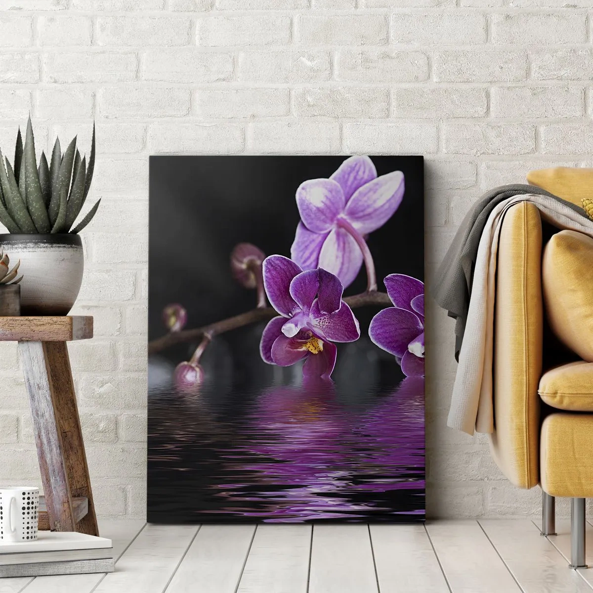 Impression sur toile - Image sur toile - Orchidées violettes sur une eau calme sur fond noir - 80x120cm - Reflet lilas de la beauté - Décoration murale moderne pour le salon et la chambre ARTTOR