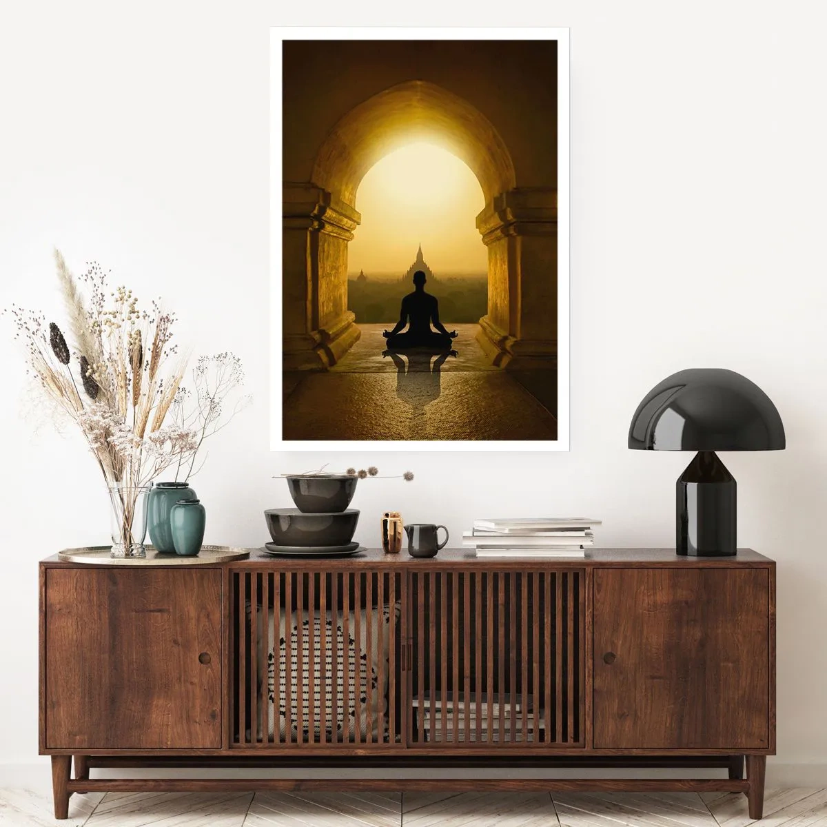 Affiche - Poster - Une figure méditant dans l'arche d'un temple sur fond de soleil levant - 50x70cm - Pleine harmonie - Décoration murale moderne pour le salon et la chambre ARTTOR