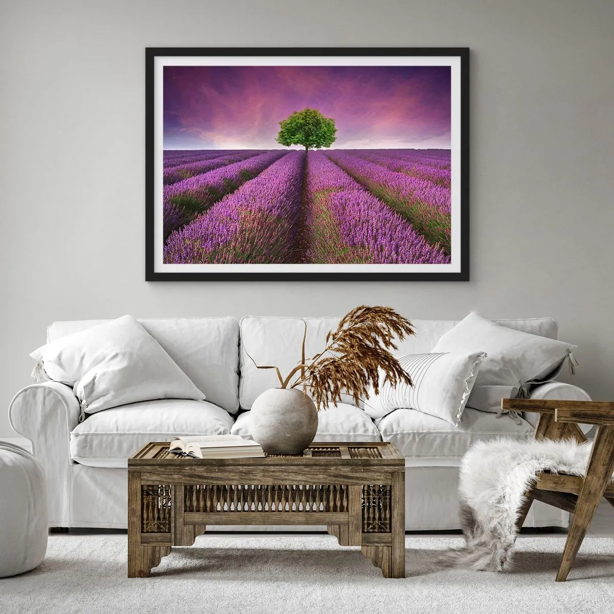 Affiche dans un cadre noir - Poster - Un champ de lavande avec un arbre solitaire et un ciel violet - 70x50cm - Dans un champs de lavande - Décoration murale moderne pour le salon et la chambre ARTTOR