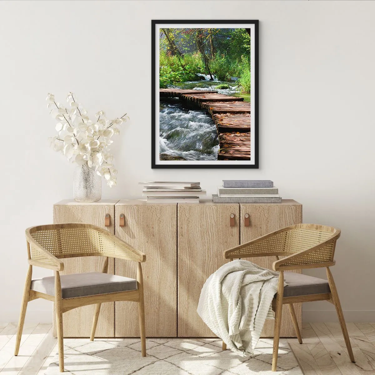Affiche dans un cadre noir - Poster - Un pont en bois sur un ruisseau tumultueux - 50x70cm - Au-dessus de la cascade mousseuse - Décoration murale moderne pour le salon et la chambre ARTTOR