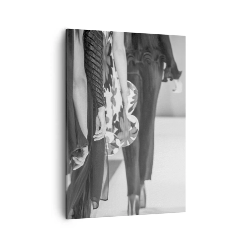 Impression sur toile - Image sur toile - Une scène de défilé en noir et blanc montrant les détails des robes et des silhouettes des mannequins. - 50x70cm - Un défilé stylé - Décoration murale moderne pour le salon et la chambre ARTTOR
