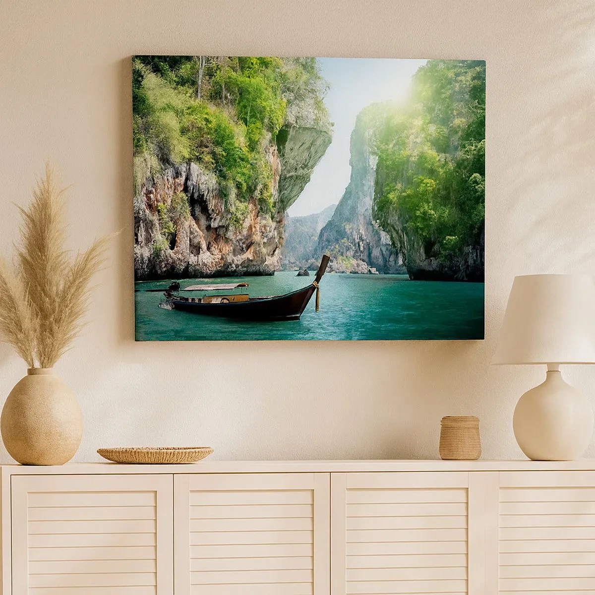 Impression sur toile - Image sur toile - Un bateau traditionnel sur fond de falaises tropicales et d'eaux turquoises - 70x50cm - Une invitation à un voyage exotique - Décoration murale moderne pour le salon et la chambre ARTTOR
