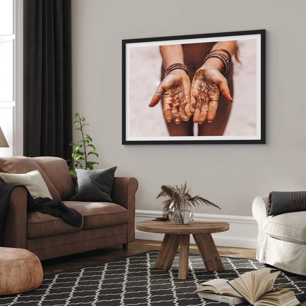 Affiche dans un cadre noir - Poster - Gros plan des mains avec des paillettes dans des tons chauds - 100x70cm - Un don pour vous - Décoration murale moderne pour le salon et la chambre ARTTOR