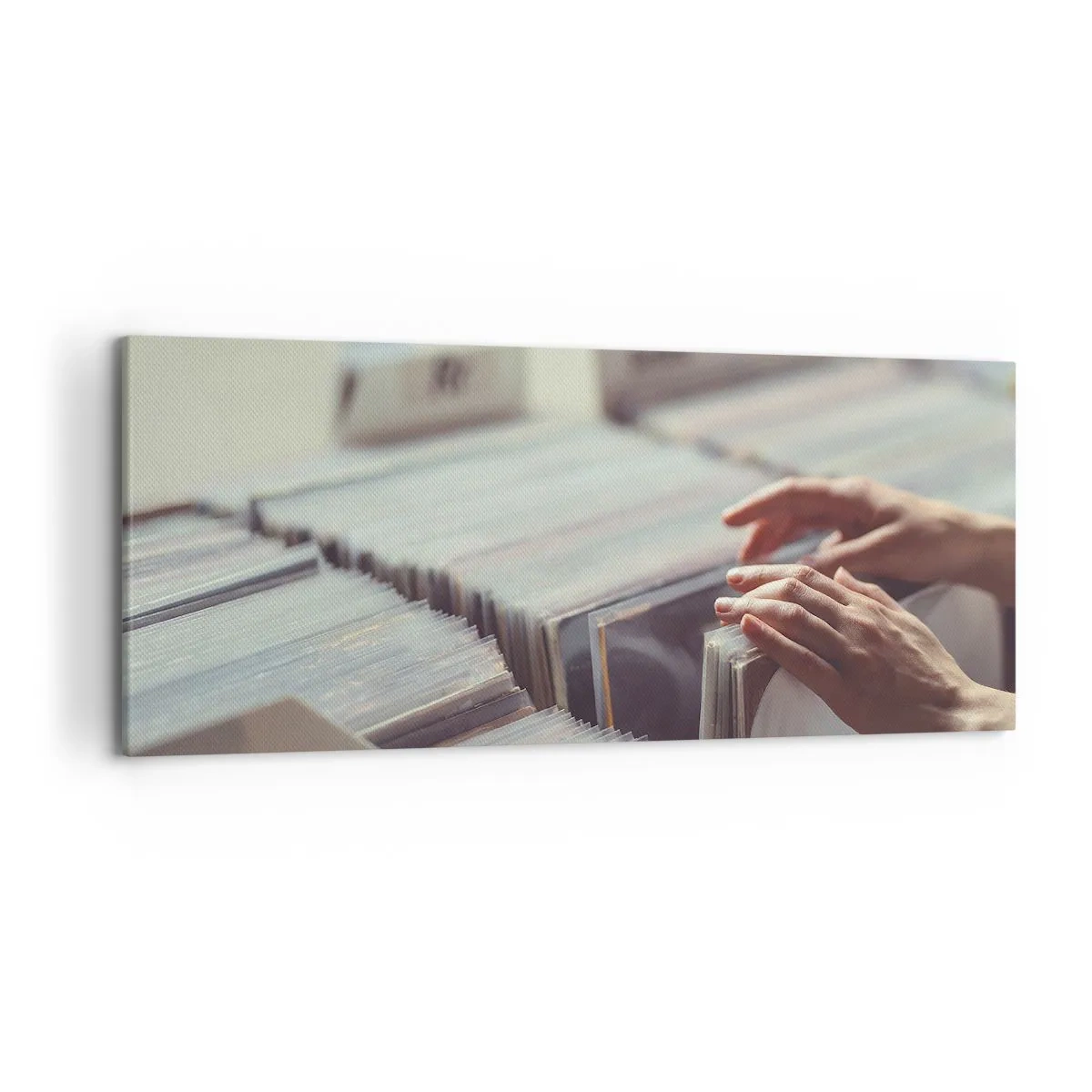 Impression sur toile - Image sur toile - Mains regardant à travers une collection de vinyles - 120x50cm - A la recherche d'émotions - Décoration murale moderne pour le salon et la chambre ARTTOR