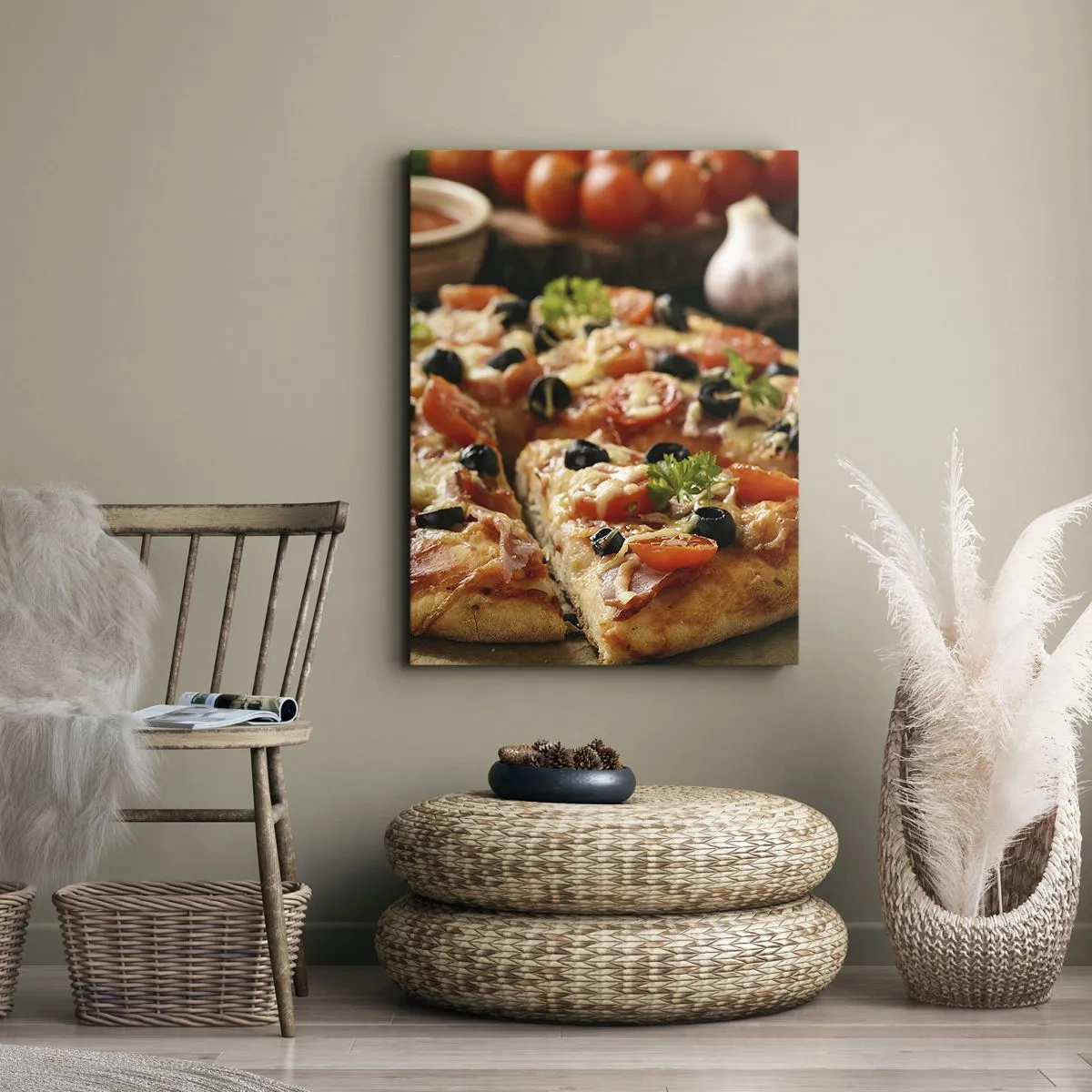 Impression sur toile - Image sur toile - Pizza aux tomates, olives et herbes fraîches sur la table - 50x70cm - Tu t'en es encore tiré - Décoration murale moderne pour le salon et la chambre ARTTOR