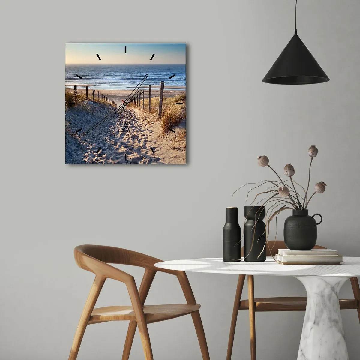 Horloge murale - Pendule murale - Le bruit de la mer, le chant des oiseaux, une plage sauvage parmi les herbes… - 40x40 cm