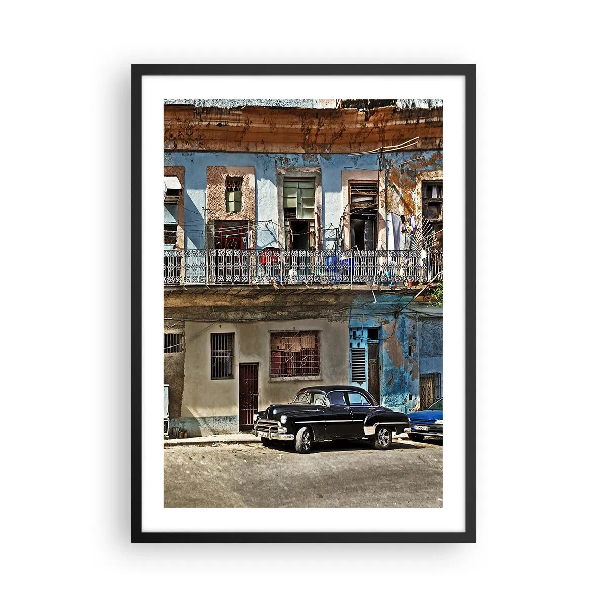 Affiche dans un cadre noir - Poster - Un vieil immeuble avec une voiture classique - 50x70cm - Climat hawaïen - Décoration murale moderne pour le salon et la chambre ARTTOR