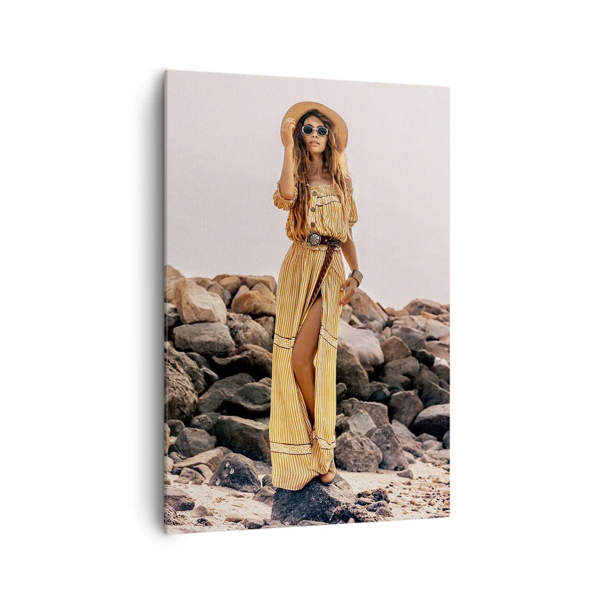 Impression sur toile - Image sur toile - Une femme au style bohème sur fond de plage rocheuse - 70x100cm - La magie des pierres - Décoration murale moderne pour le salon et la chambre ARTTOR