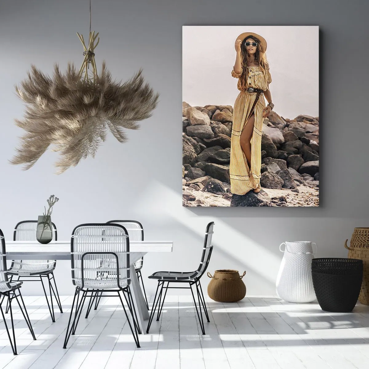 Impression sur toile - Image sur toile - Une femme au style bohème sur fond de plage rocheuse - 70x100cm - La magie des pierres - Décoration murale moderne pour le salon et la chambre ARTTOR