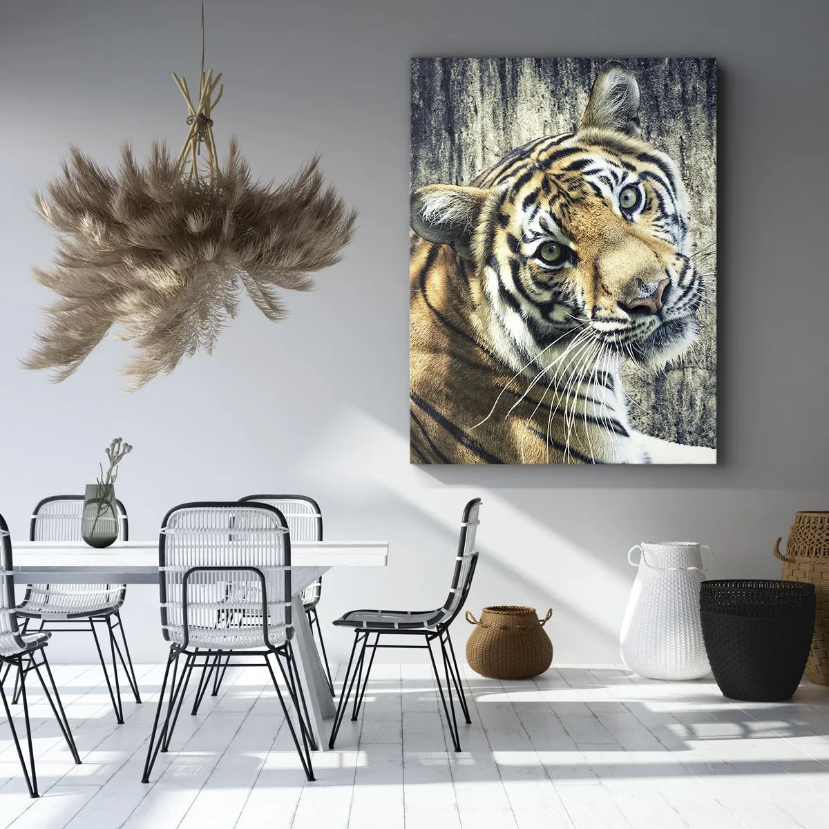 Impression sur toile - Image sur toile - Un tigre couché contre un mur à la texture rugueuse - 70x100cm - Portrait dans les flots de lumière - Décoration murale moderne pour le salon et la chambre ARTTOR