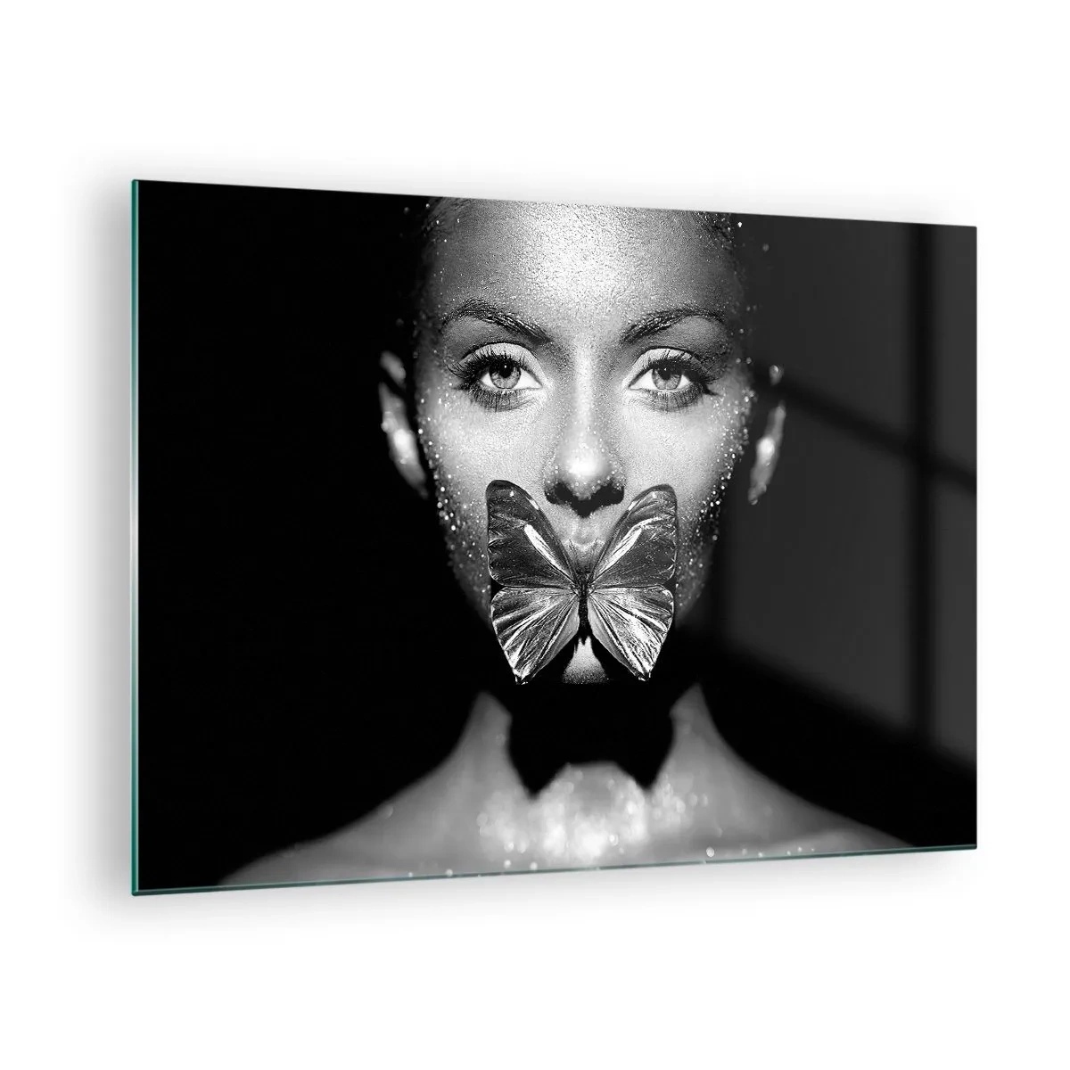Impression sur verre - Image sur verre - Portrait d'une femme avec un papillon sur les lèvres en noir et blanc - 70x50cm - Baiser papillon - Décoration murale moderne pour le salon et la chambre ARTTOR