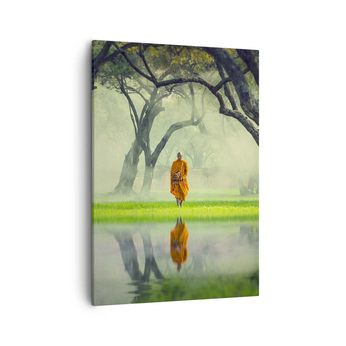 Impression sur toile - Image sur toile - Un moine en robe orange dans une forêt avec un fond brumeux et un reflet dans l'eau. - 50x70cm - En route vers l'illumination - Décoration murale moderne pour le salon et la chambre ARTTOR