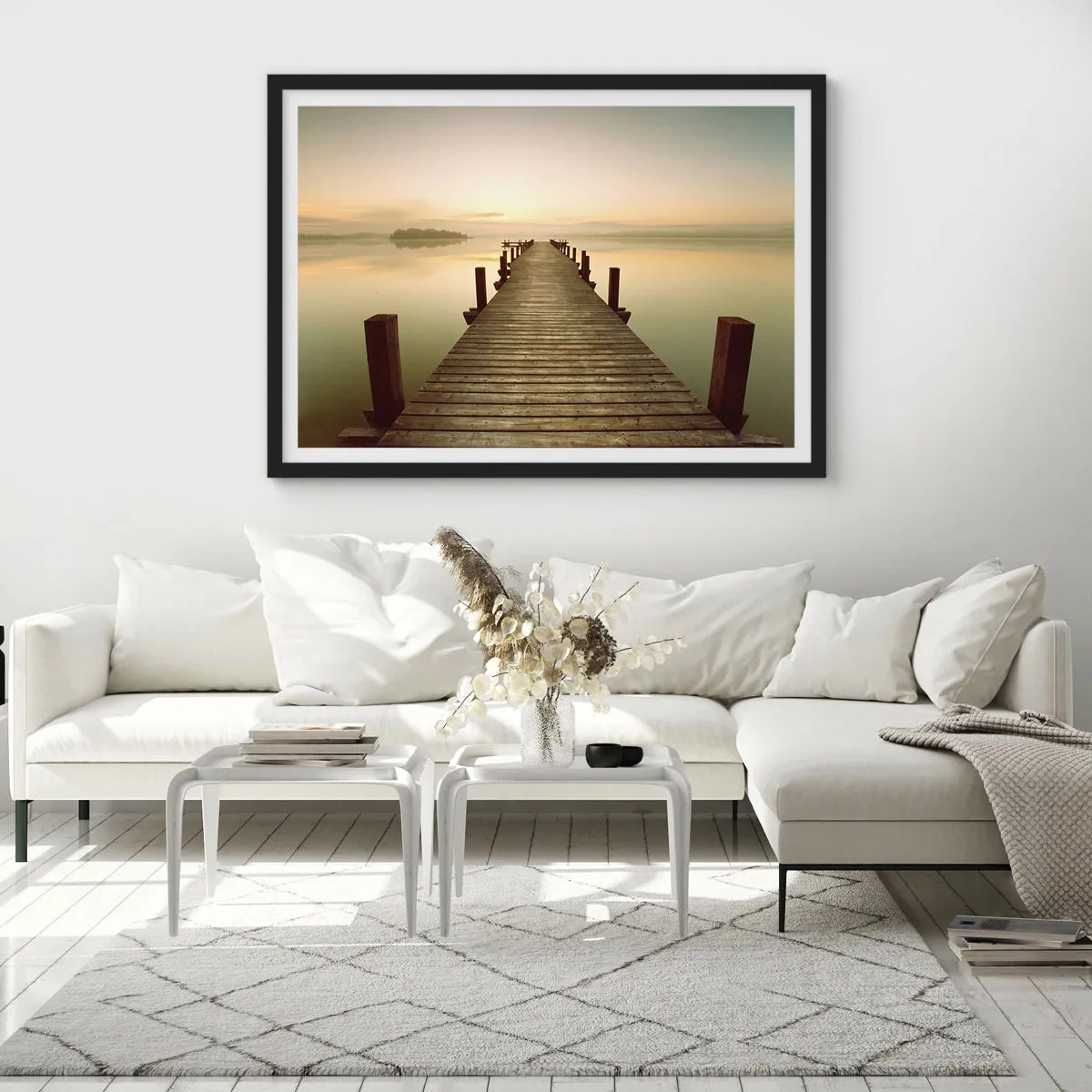 Affiche dans un cadre noir - Poster - Une jetée en bois sur un lac calme le matin - 70x50cm - L'aube, les premières lueurs, le jour  - Décoration murale moderne pour le salon et la chambre ARTTOR
