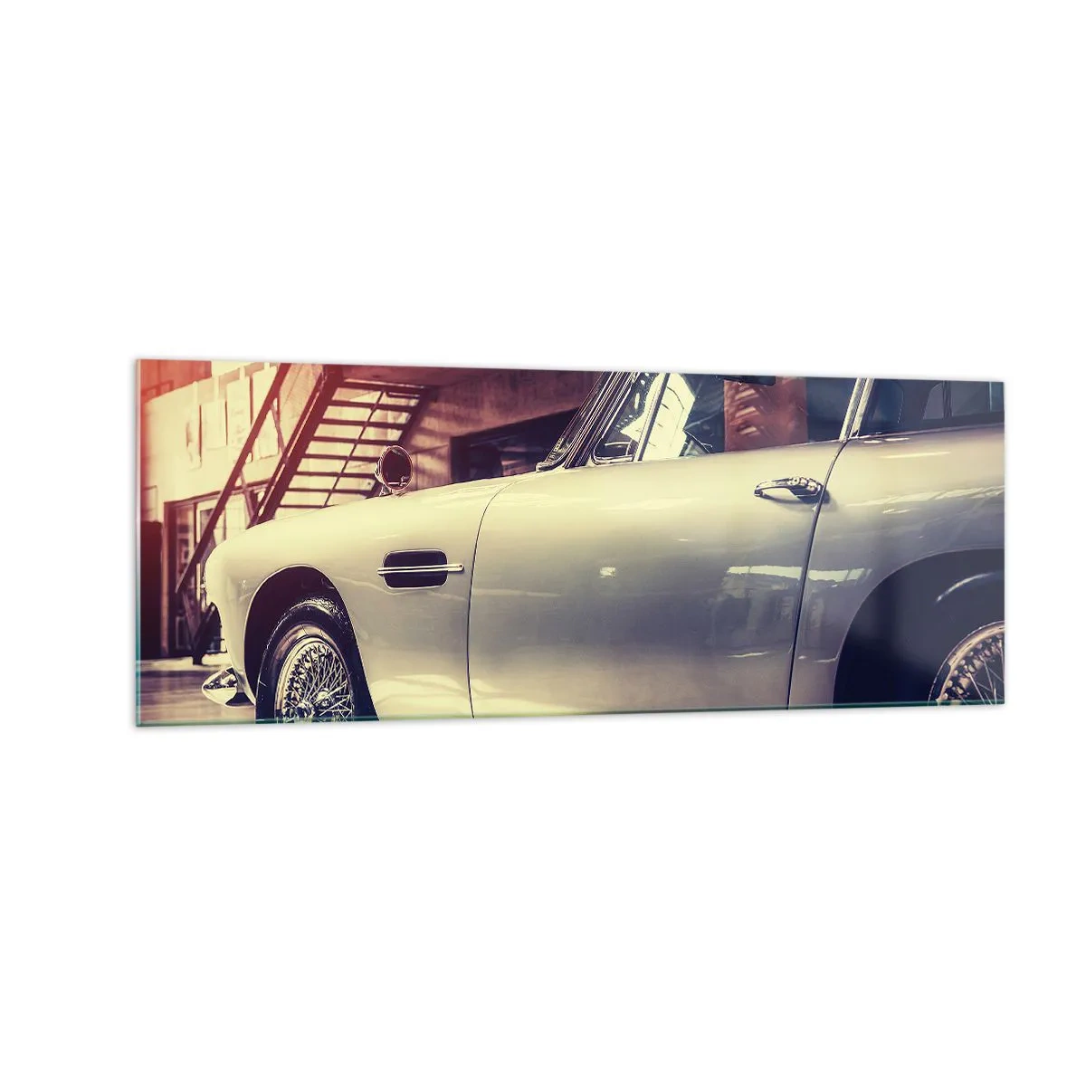 Impression sur verre - Image sur verre - Une voiture classique dans un garage élégant avec un intérieur industriel - 140x50cm - Les classiques ne vieillissent pas - Décoration murale moderne pour le salon et la chambre ARTTOR