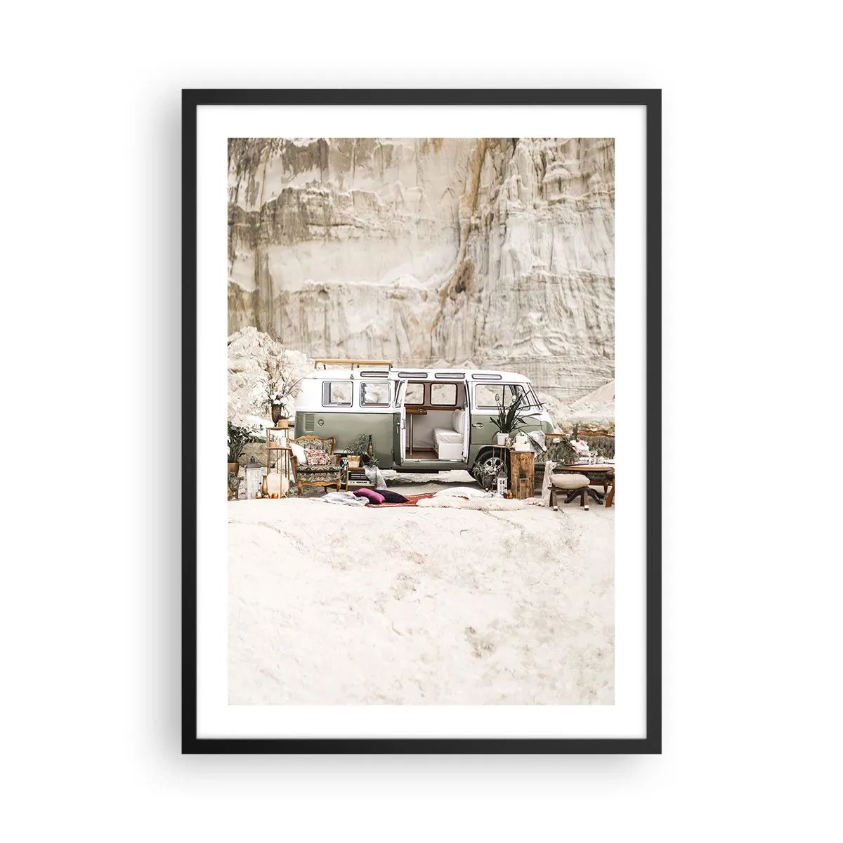 Affiche dans un cadre noir - Poster - Camping en van rétro dans un décor désertique avec des touches rustiques - 50x70cm - Il est temps de commencer le voyage - Décoration murale moderne pour le salon et la chambre ARTTOR