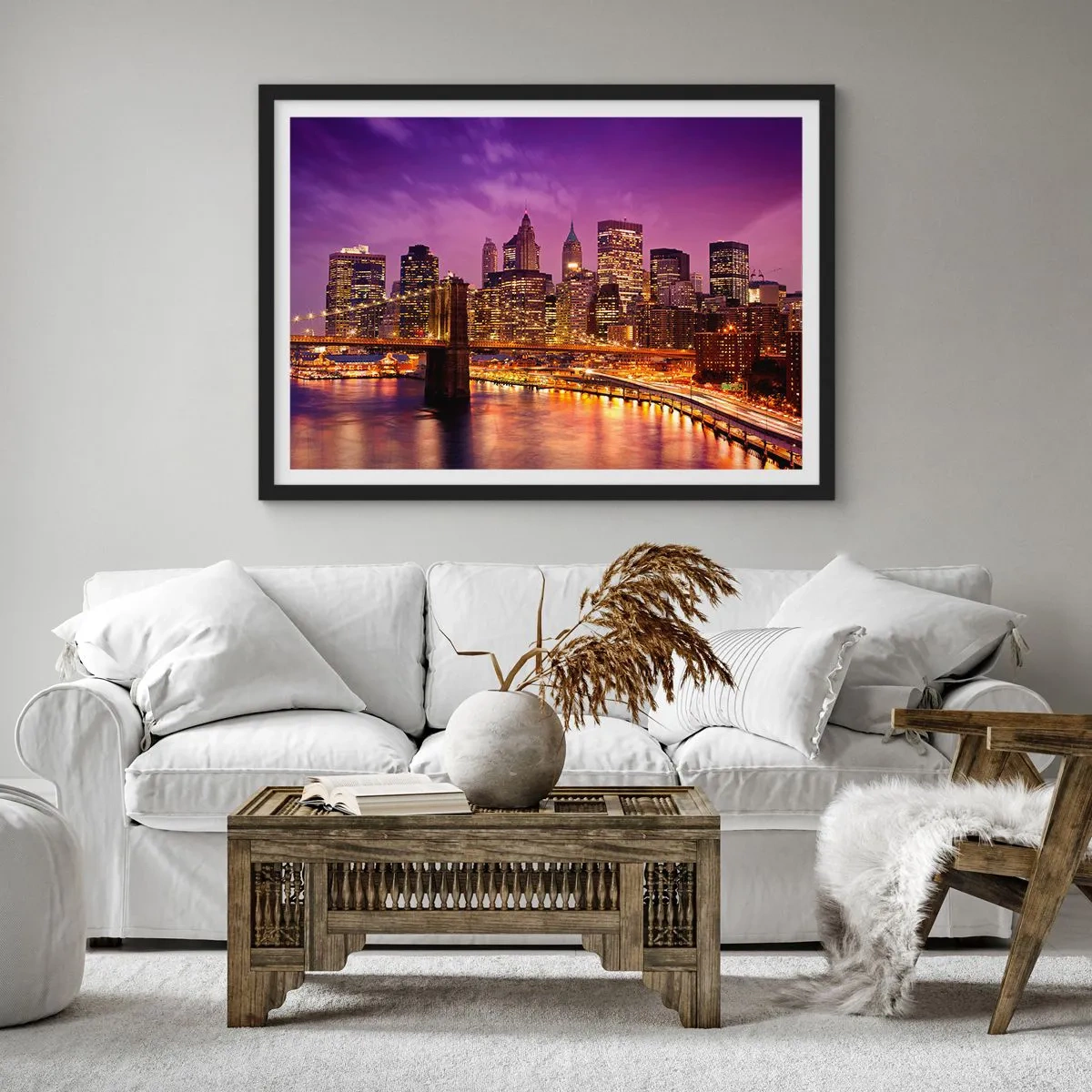 Affiche dans un cadre noir - Poster - Panorama de la ville avec le pont dans la lumière du soir contre le ciel violet - 100x70cm - Manhathann or violet - Décoration murale moderne pour le salon et la chambre ARTTOR