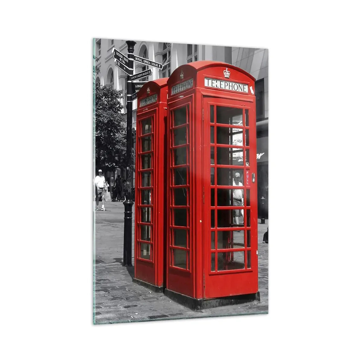 Impression sur verre - Image sur verre - Cabines téléphoniques rouges sur fond urbain noir et blanc. - 80x120cm - Cabines téléphoniques rouges - Décoration murale moderne pour le salon et la chambre ARTTOR