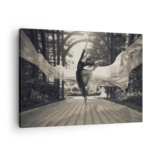 Impression sur toile - Image sur toile - Une danseuse vêtue d'une robe fluide exécute un saut sur fond de jardin noir et blanc. - 70x50cm - La danse de l'esprit jardin - Décoration murale moderne pour le salon et la chambre ARTTOR