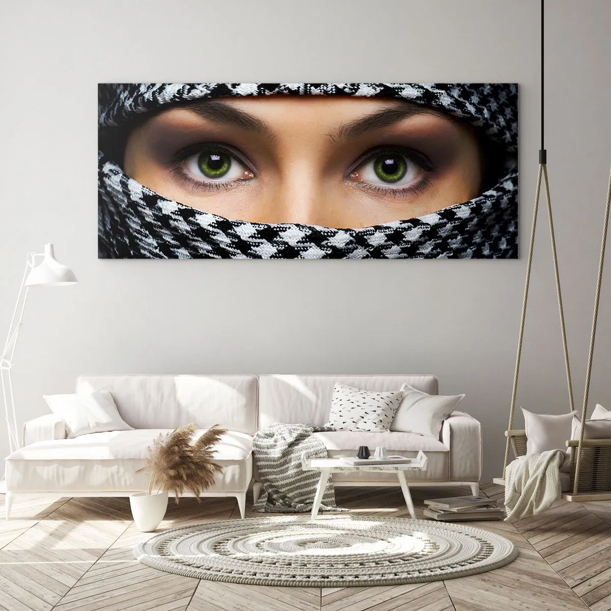 Impression sur verre - Image sur verre - Les yeux verts d'une femme sont cachés derrière un tissu à motifs en noir et blanc. - 120x50cm - Un portrait d'une beauté voilée aux yeux verts - Décoration murale moderne pour le salon et la chambre ARTTOR