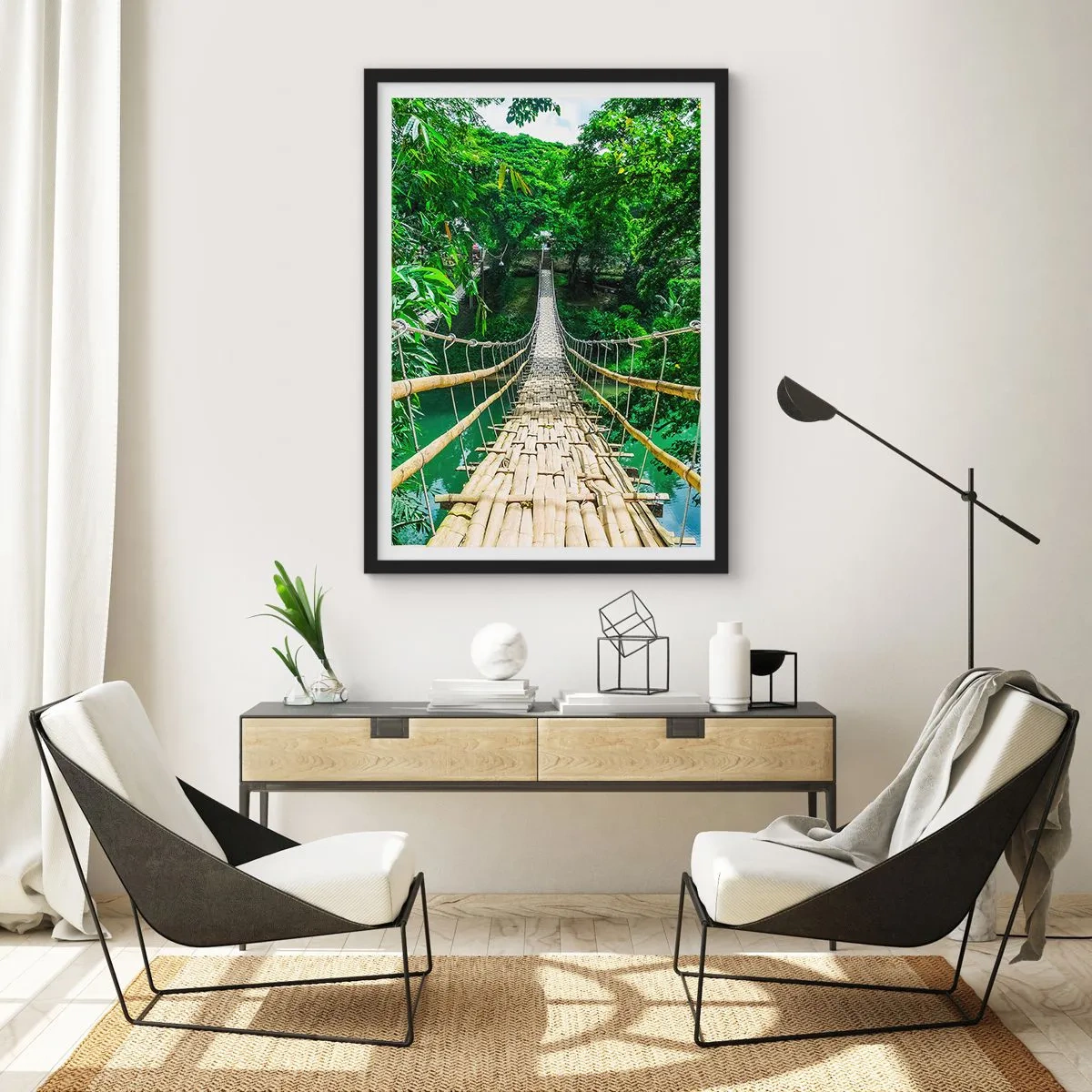 Affiche dans un cadre noir - Poster - Un pont suspendu en bambou entouré de verdure tropicale - 50x70cm - Pont de singe en pleine nature - Décoration murale moderne pour le salon et la chambre ARTTOR