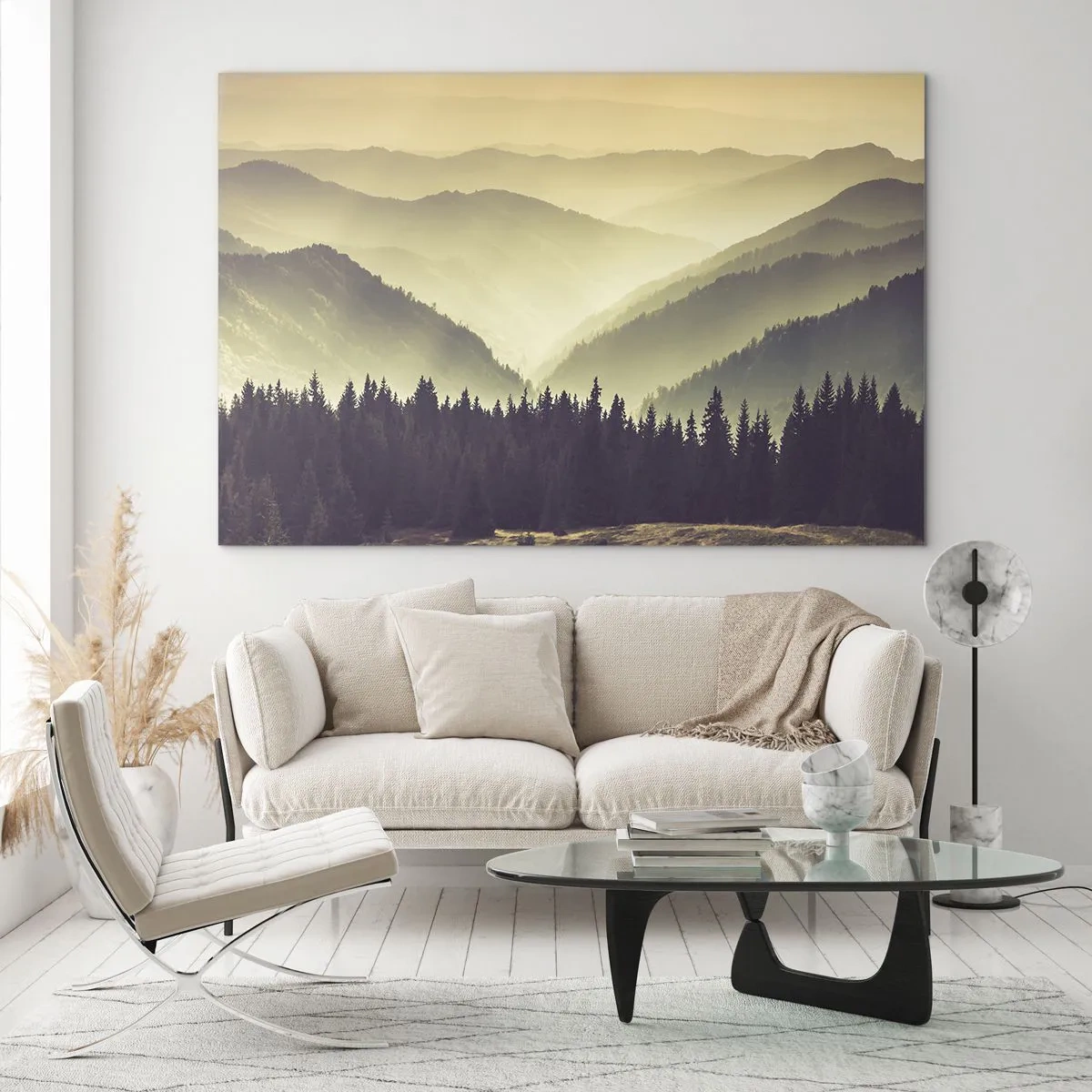Impression sur verre - Image sur verre - Une vue brumeuse d'une chaîne de montagnes avec une forêt sombre au premier plan - 100x70cm - Derrière les sept montagnes… - Décoration murale moderne pour le salon et la chambre ARTTOR