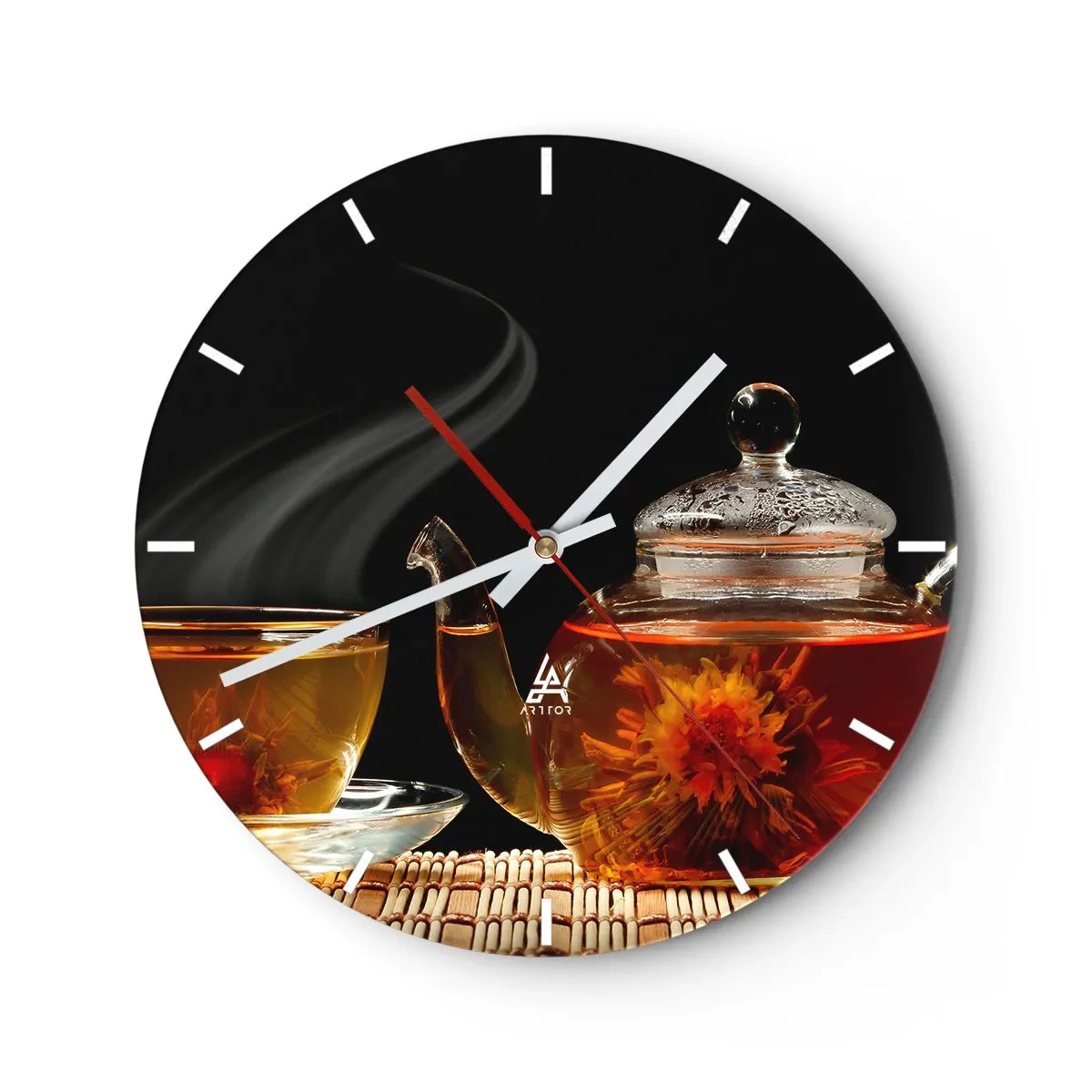 Horloge murale - Pendule murale - Une théière en verre et une tasse avec de la vapeur en arrière-plan - 30x30cm - La magie et l'art de l'infusion du thé - Décoration murale moderne pour le salon, la cuisine et la chambre ARTTOR