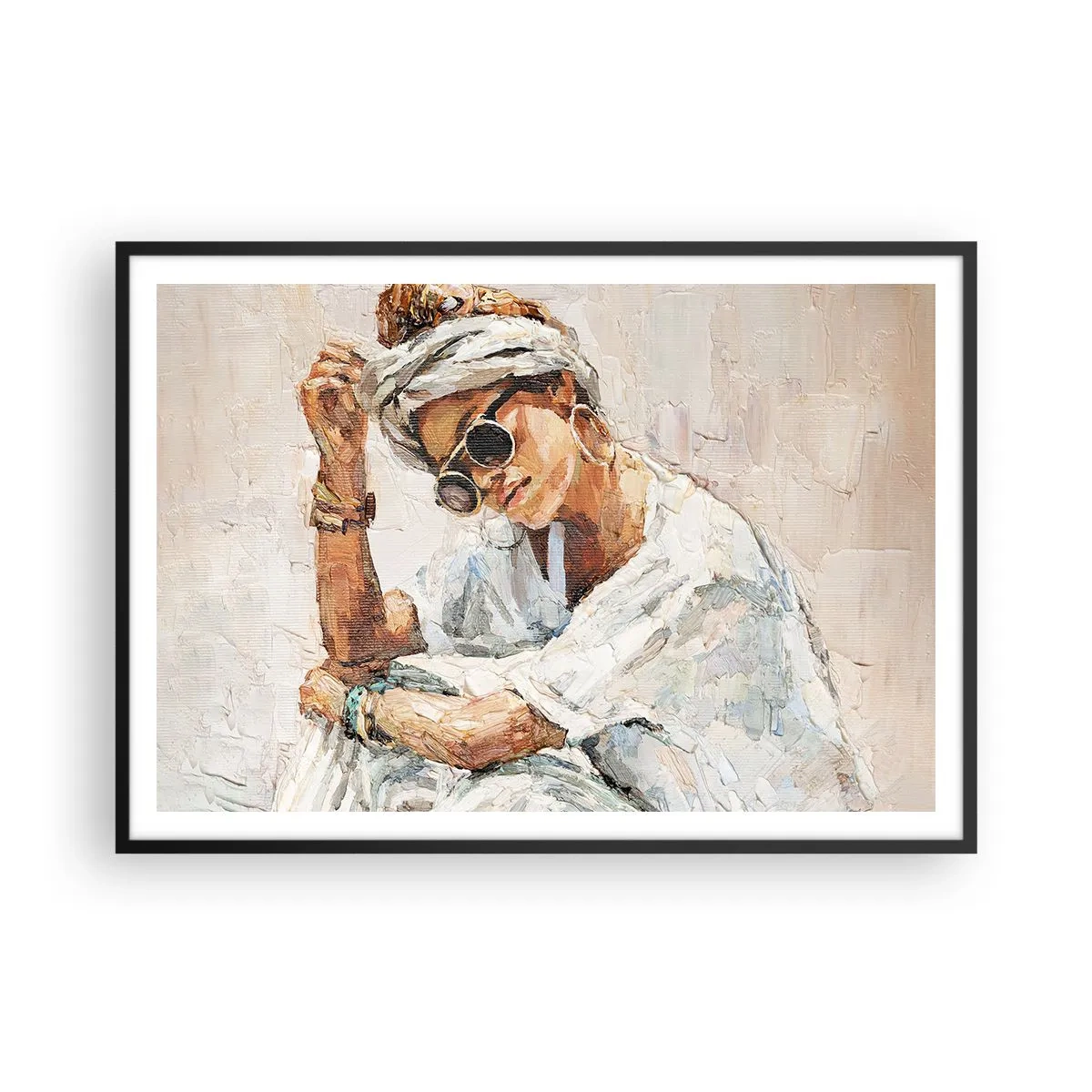 Affiche dans un cadre noir - Poster - Portrait d'une femme portant des lunettes de soleil contre un mur clair - 100x70cm - Portrait en plein soleil - Décoration murale moderne pour le salon et la chambre ARTTOR