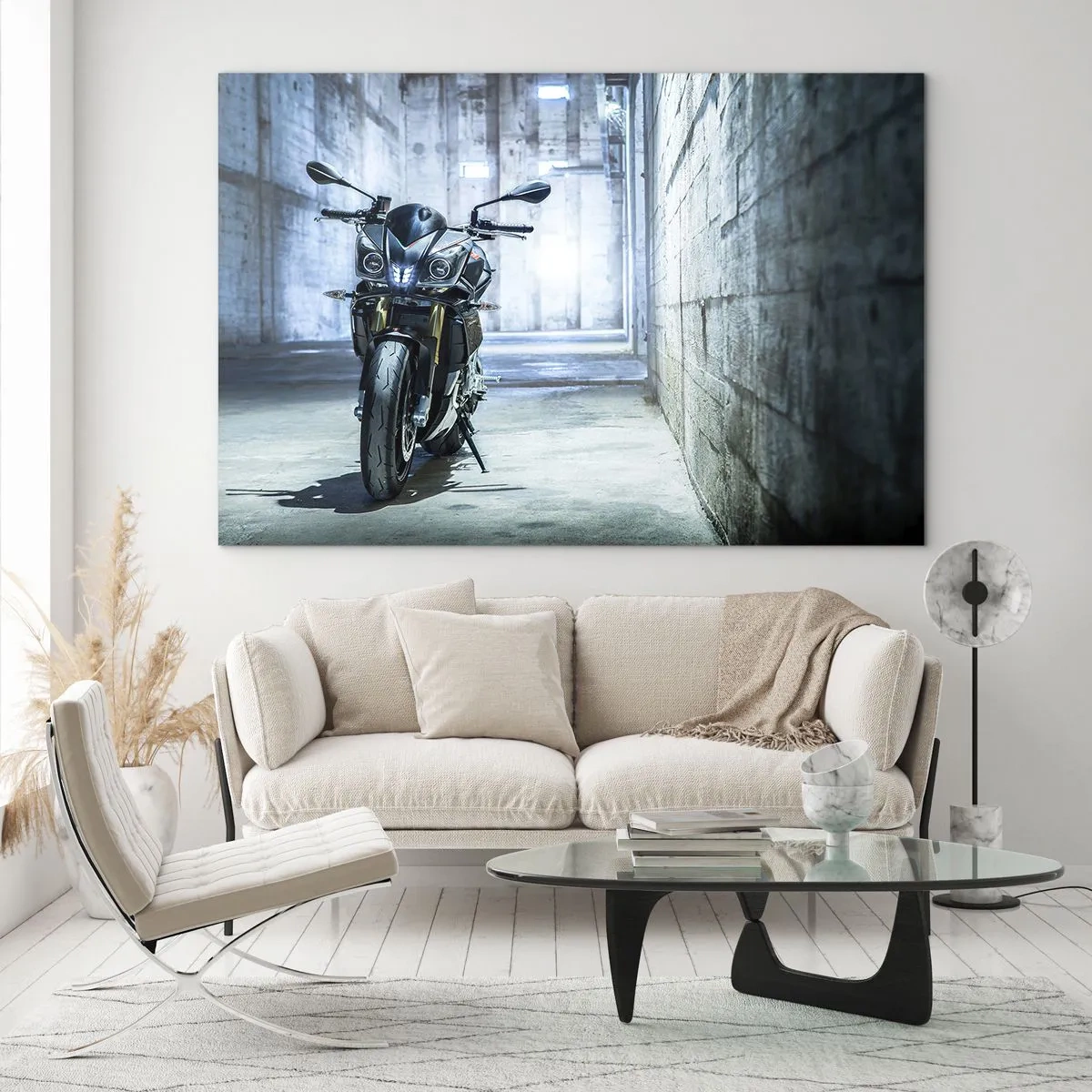 Impression sur verre - Image sur verre - Une moto dans un intérieur industriel avec des murs en béton - 120x80cm - Avant que le moteur ne rugisse - Décoration murale moderne pour le salon et la chambre ARTTOR
