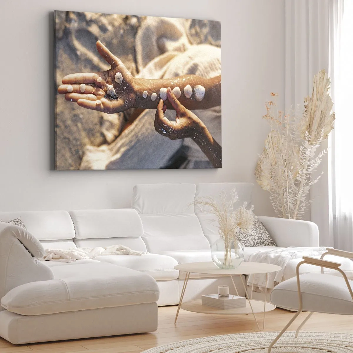 Impression sur toile - Image sur toile - Mains avec des coquillages disposés sur le fond de sable - 100x70cm - La beauté à portée de main - Décoration murale moderne pour le salon et la chambre ARTTOR