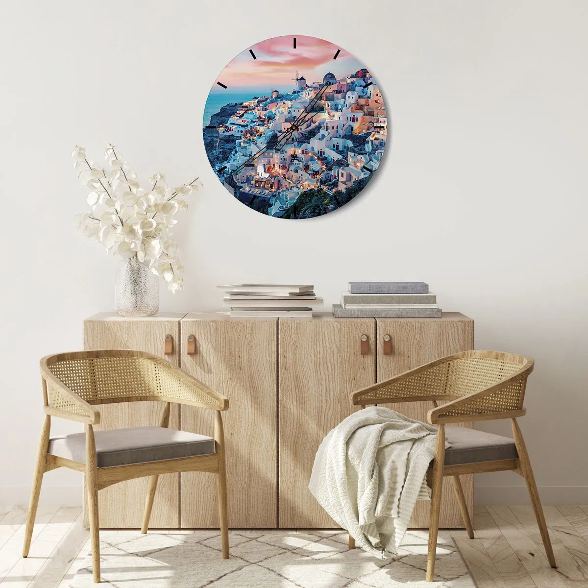 Horloge murale - Pendule murale - Vue de bâtiments blancs sur une falaise au coucher du soleil - 30x30cm - Vos grandes vacances en Grèce - Décoration murale moderne pour le salon, la cuisine et la chambre ARTTOR