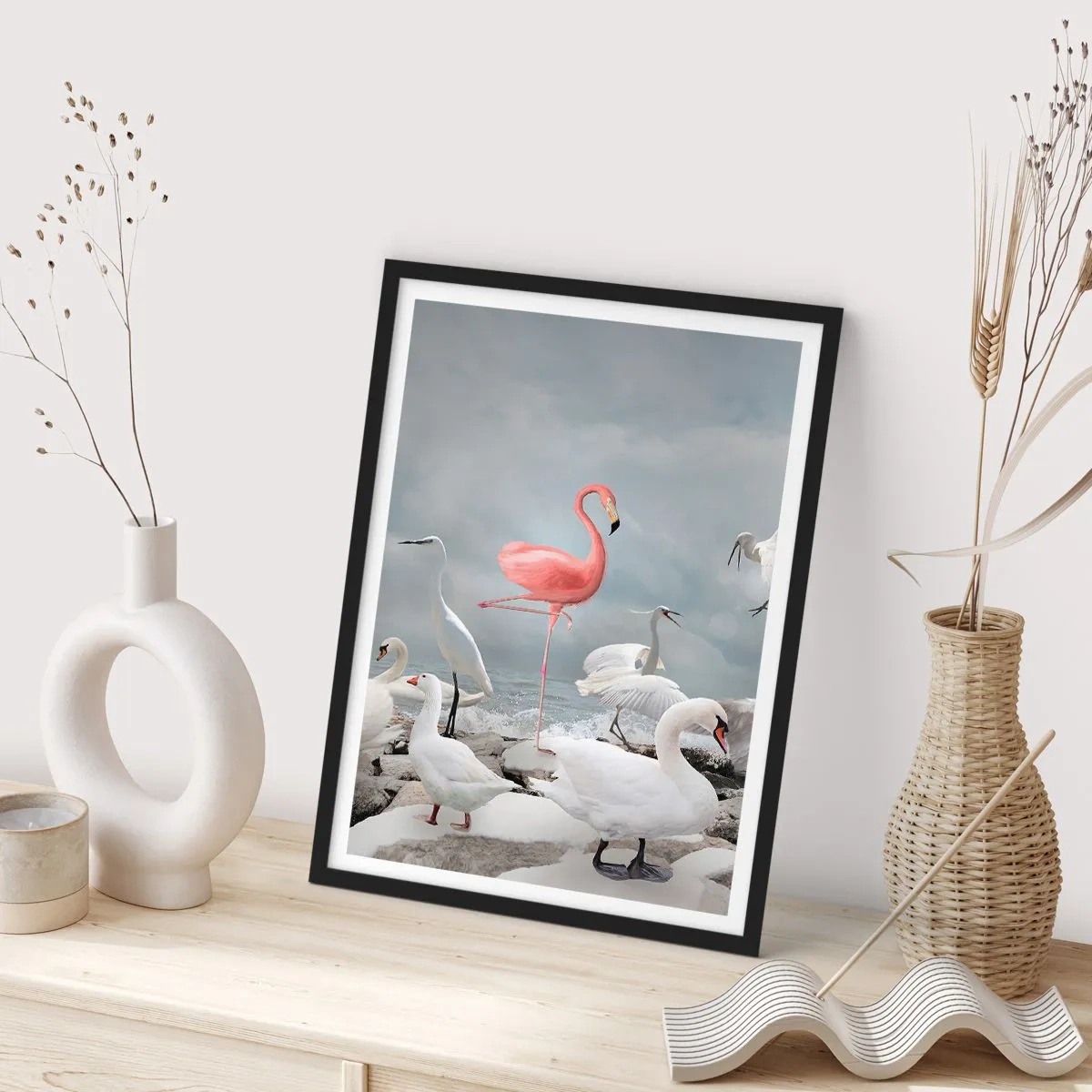 Affiche dans un cadre noir - Poster - Un flamant rose entouré d'oiseaux blancs dans le ciel - 50x70cm - Comment suis-je arrivé là? - Décoration murale moderne pour le salon et la chambre ARTTOR