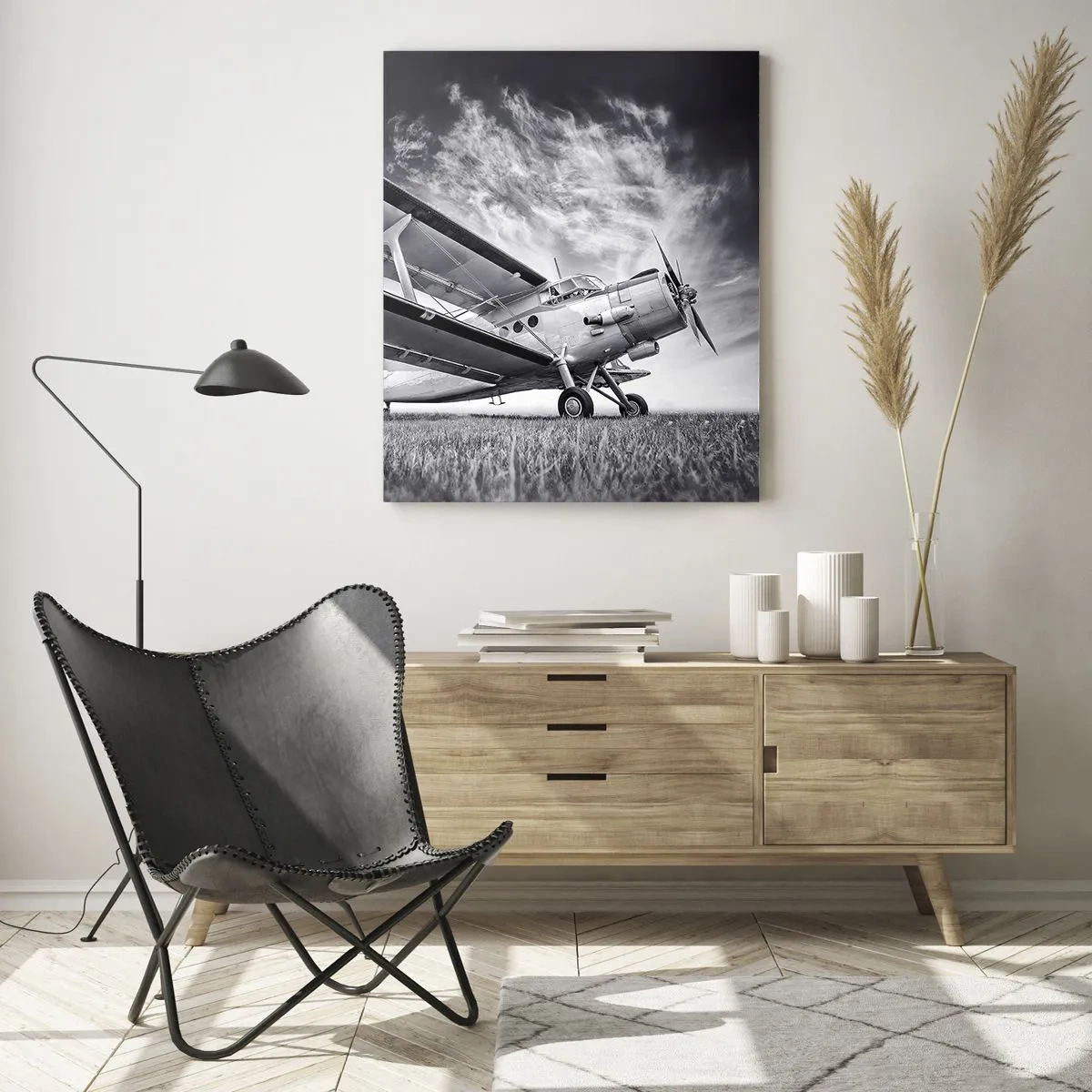 Impression sur verre - Image sur verre - Une photographie en noir et blanc d'un avion sur fond de ciel dramatique. - 50x70cm - Le pèlerin ailé - Décoration murale moderne pour le salon et la chambre ARTTOR