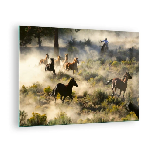 Impression sur verre - Image sur verre - Un troupeau de chevaux galopant dans la poussière et un cow-boy sur fond de nature - 70x50cm - Rivalité - liberté ou force masculine ? - Décoration murale moderne pour le salon et la chambre ARTTOR